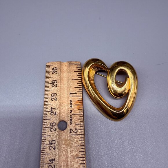 Vintage Monet Textured Openwork Heart Brooch Pin Gold Tone Retro Classic Chic - Picture 5 of 5